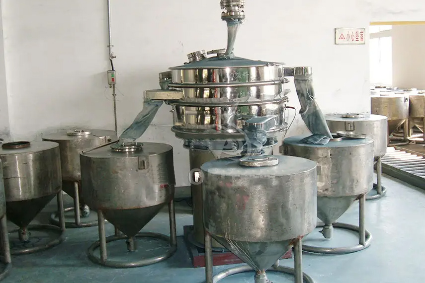 振蕩篩主要特點(diǎn)：換網(wǎng)容易，全封閉模式粉末不飛揚(yáng)，可連續(xù)作業(yè)